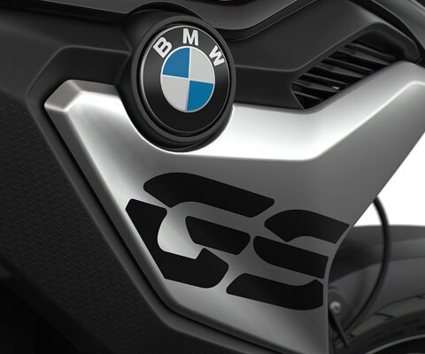 We see the radiator cover with GS logo in detail.
