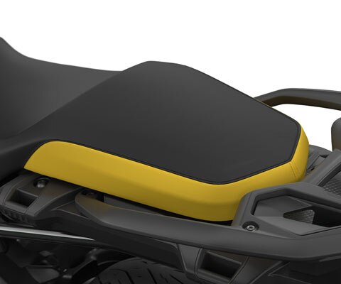 We see the seat in black-yellow.