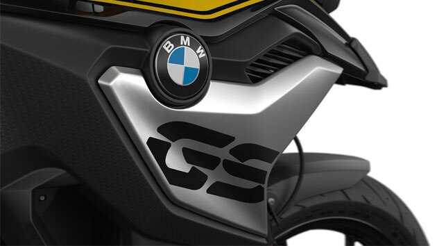 We see the radiator cover with GS logo in detail.