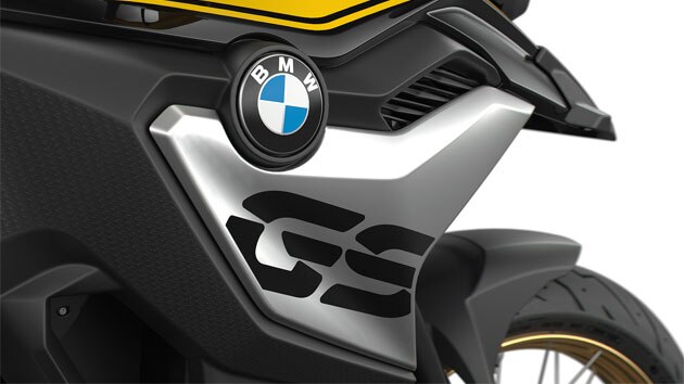 We see the radiator cover with GS logo in detail.