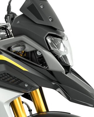 We see the side view of the front of the G 310 GS with a focus on the black tinted windscreen.