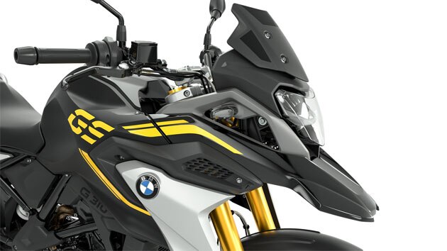 We see the side view of the front of the G 310 GS with a focus on the black tinted windscreen.