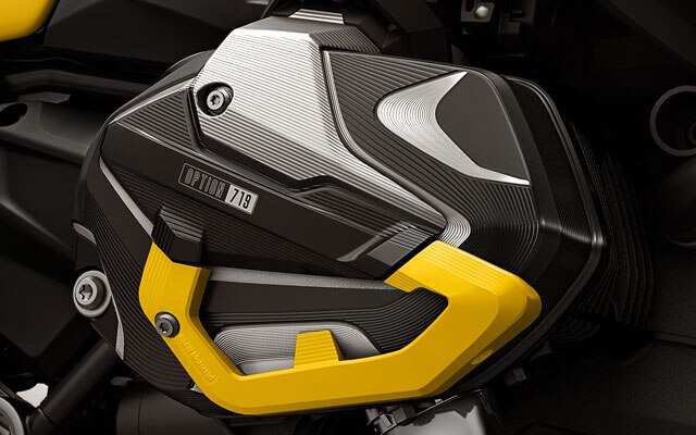 We see the 40 Years GS edition with a black and yellow Option 719 cylinder head cover .