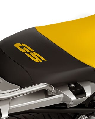 We see the black and yellow seat of the 40 Years GS edition with a GS sticker.