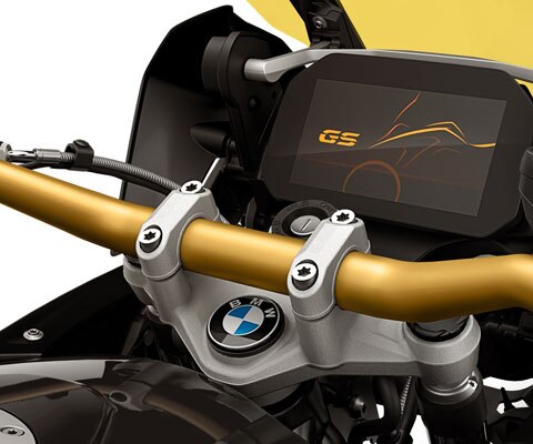 We see the 40 Years GS edition with golden handlebars.