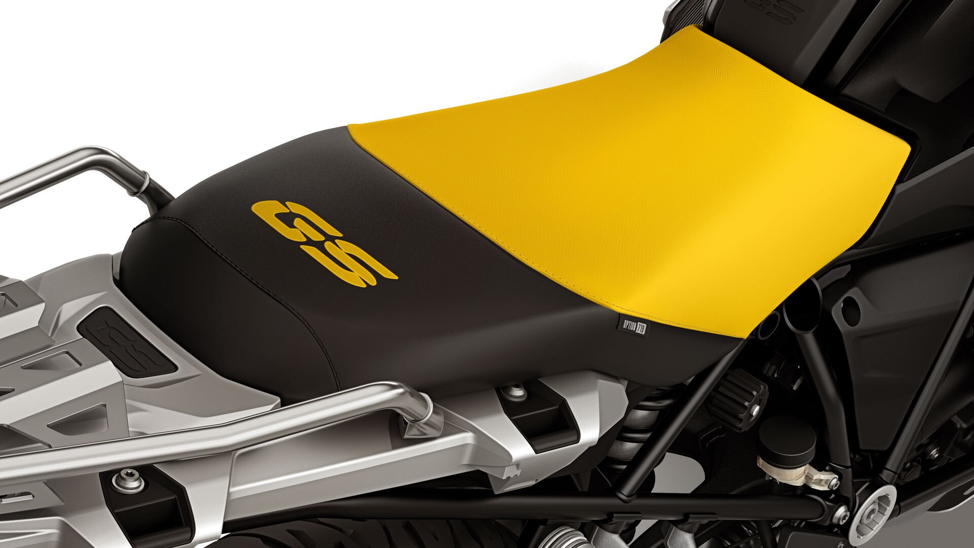We see the black and yellow seat of the 40 Years GS edition with a GS sticker.