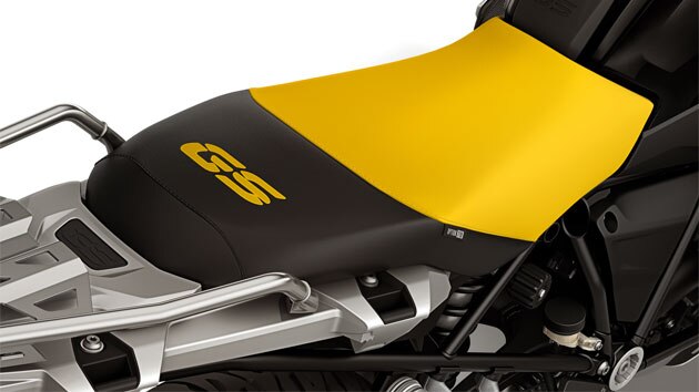 We see the black and yellow seat of the 40 Years GS edition with a GS sticker.