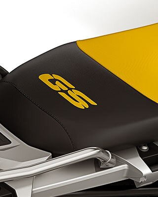 We see the black and yellow seat of the 40 Years GS edition with a GS sticker.
