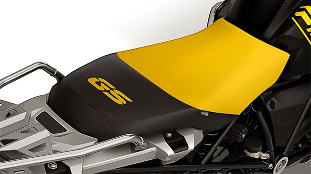 We see the black and yellow seat of the 40 Years GS edition with a GS sticker.