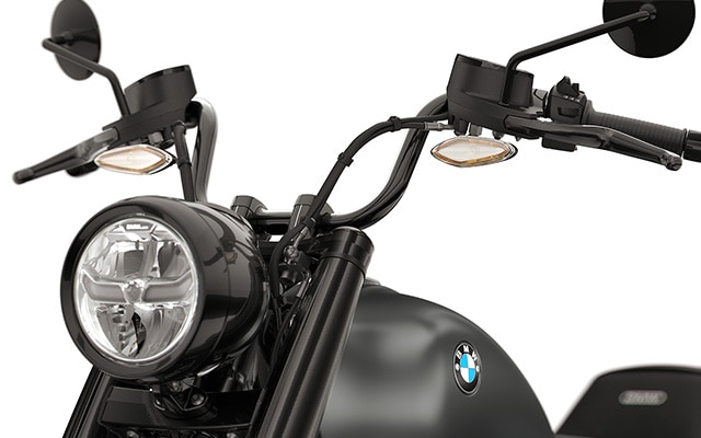 Detailed image of the mini ape-hanger of the R 18 Roctane from BMW Motorrad
