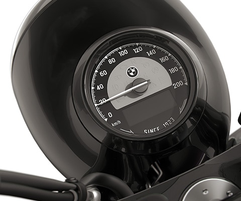 Detailed image of the round instrument speedometer of the R 18 Roctane from BMW Motorrad