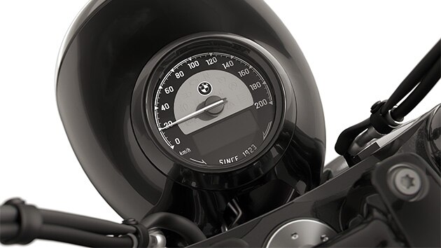 Detailed image of the round instrument speedometer of the R 18 Roctane from BMW Motorrad