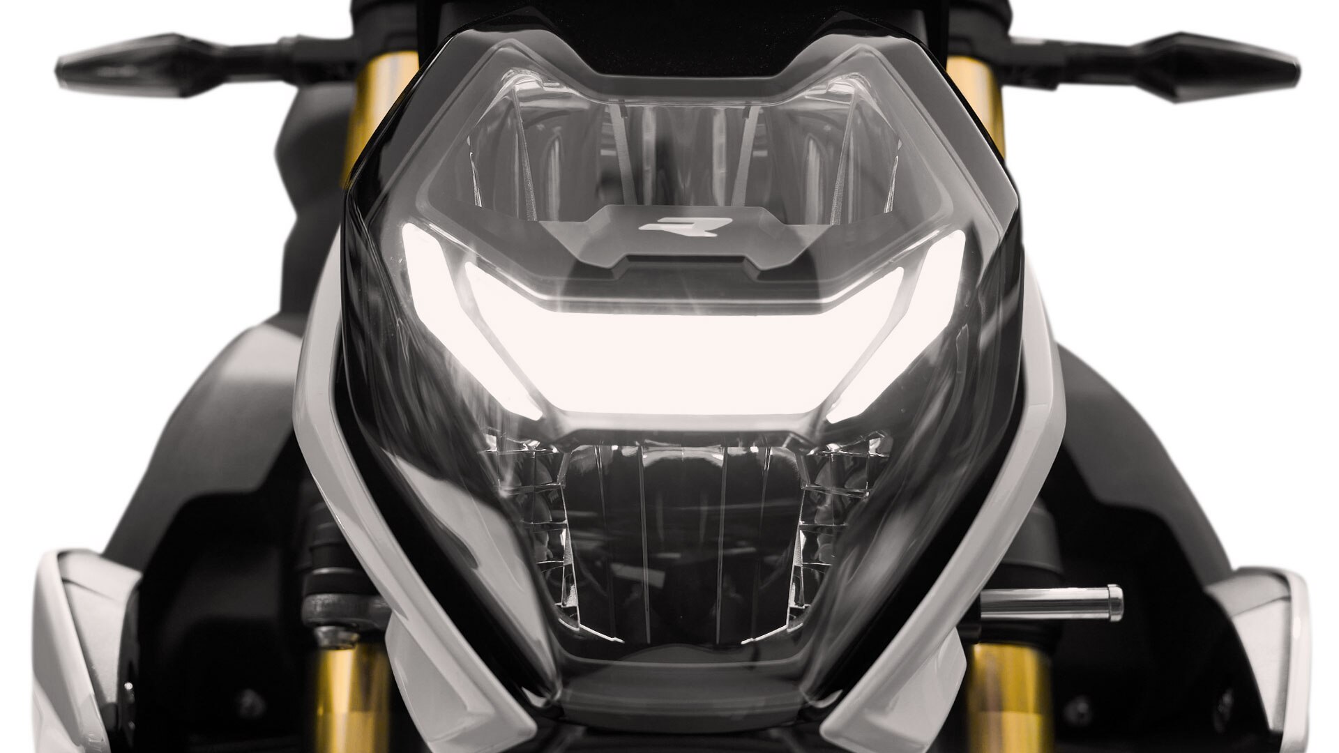 We see the LED headlights of the S 1000 R.