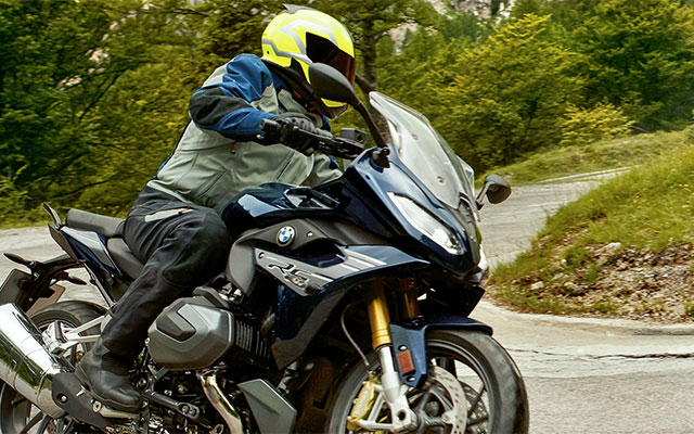 R 1250 RS in a curve